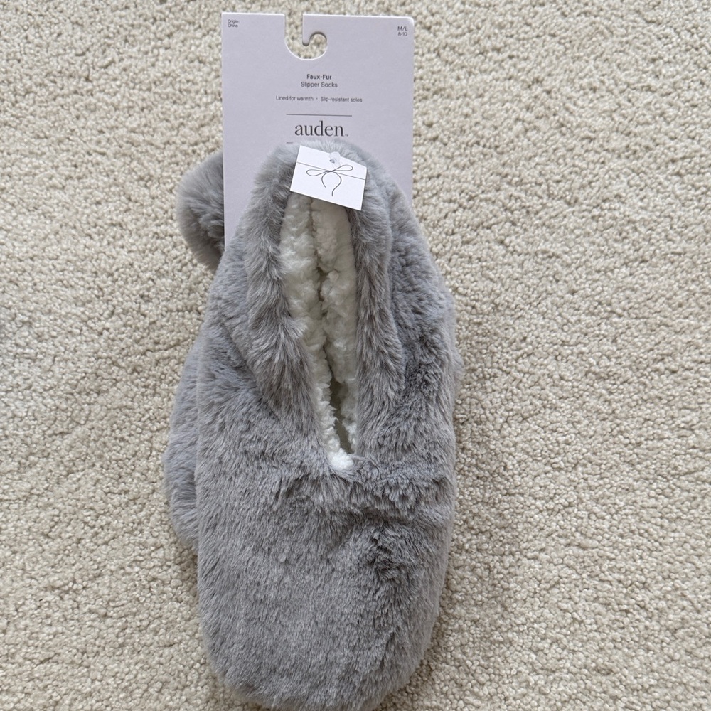 NWT women’s Auden Soft Gray Faux Fur Slippers size M/L 8-10